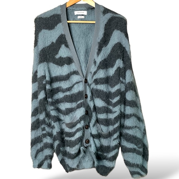 URBAN OUTFITTERS Fuzzy Tiger Print Button Front Cardigan Denim Blue & Charcoal L - Picture 3 of 9